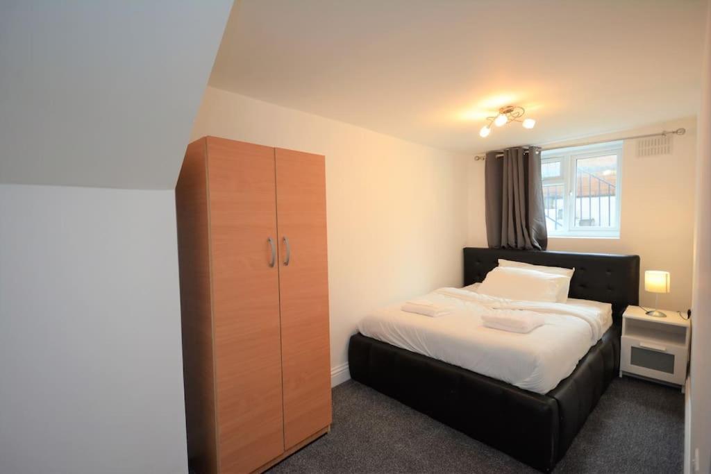Lovely 4bedroom Лондон