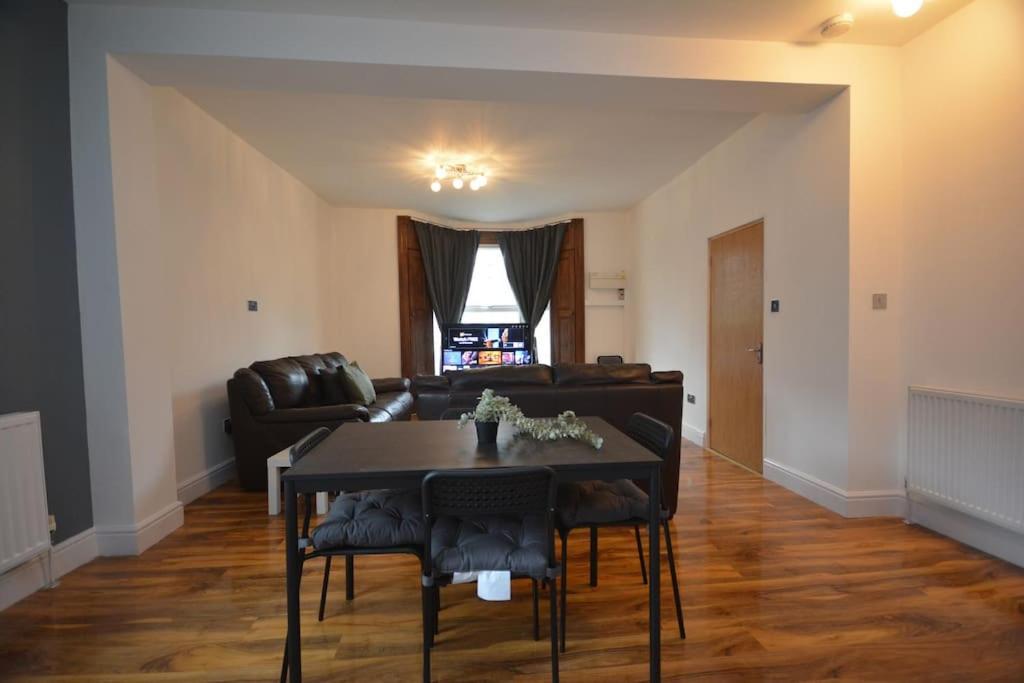 Lovely 4bedroom Лондон
