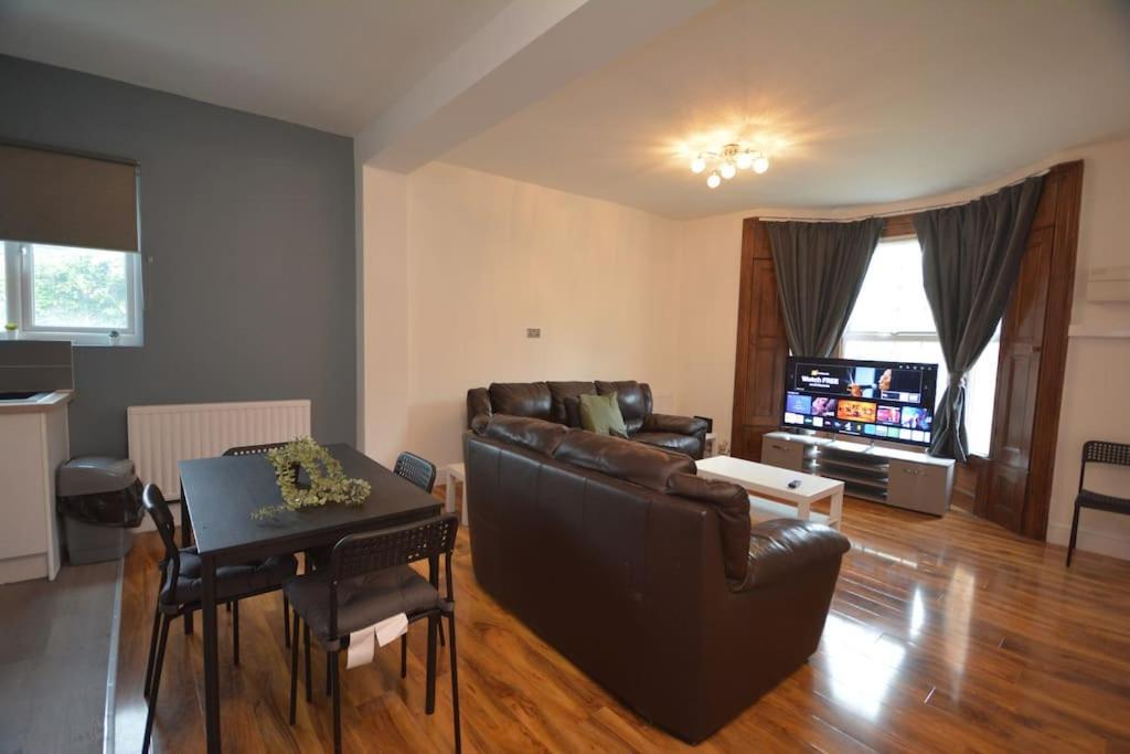Апартаменты Lovely 4bedroom Лондон